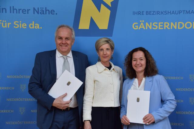 Gemeinde Angern an der March: Bürgermeister Erich Hofer, Bezirkshauptfrau Claudia Pfeiler-Blach und Vizebürgermeisterin Petra Hösch | Foto: Rahel Mold
