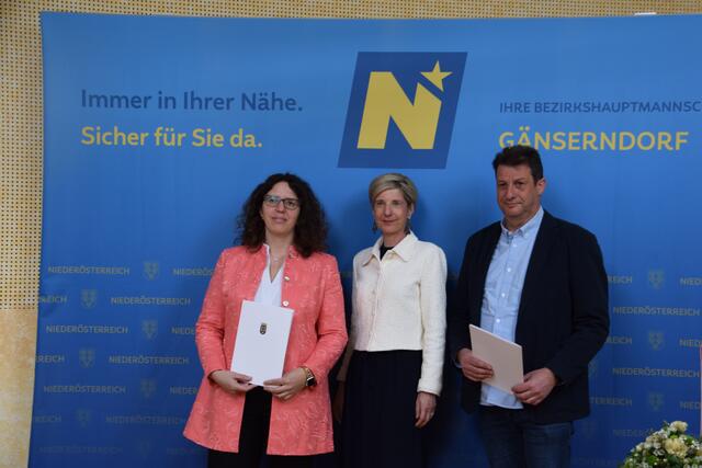 Gemeinde Palterndorf-Dobermannsdorf: Bürgermeisterin Marina Kargl, Bezirkshauptfrau Claudia Pfeiler-Blach und Vizebürgermeister Hubert Fembek | Foto: Rahel Mold