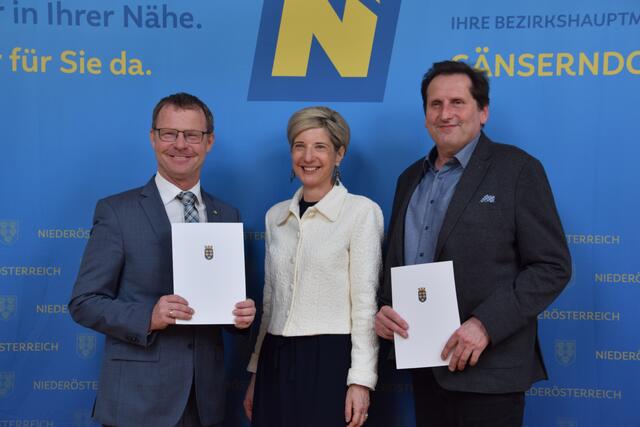 Gemeinde Velm-Götzendorf: Bürgermeister Gerald Haasmüller, Bezirkshauptfrau Claudia Pfeiler-Blach und Vizebürgermeister Karl Starnberger | Foto: Rahel Mold