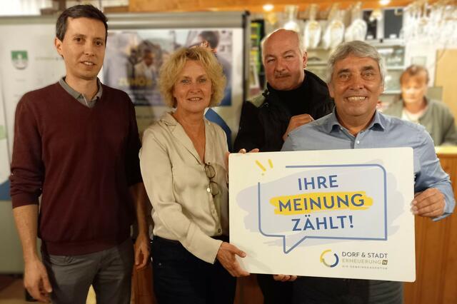 Was wollt ihr, fragte Daniel Fries von der Dorf- und Stadterneuerung in Eggenburg (Bezirk Horn) bei der "Zuhörertour", gemeinsam mit Margarete Jarmer, Reinhard Hofbauer und Georg Gilli. | Foto: Fries/Dorf- und Stadterneuerung