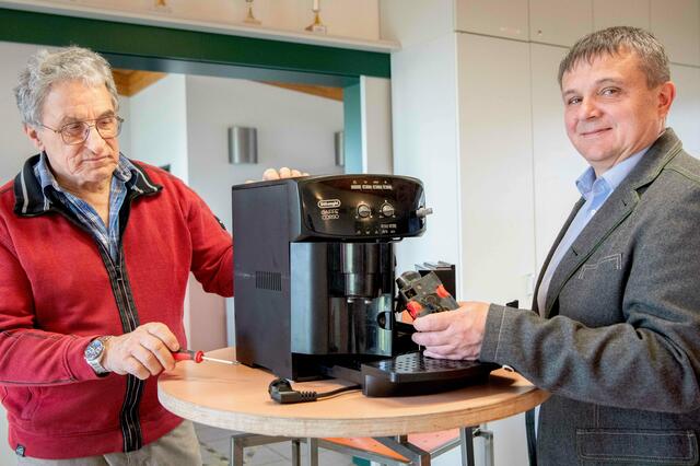 Bürgermeister Franz Schuster und Handwerker Alois Obermaier starten erstes Reparaturcafé in Gerersdorf. | Foto: dielechnerei