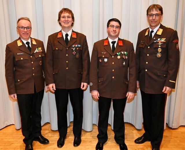 Johann Diethart (links) und ABI Rene Bittner (rechts) gratulierten Daniel Wabnegg und Rene Kobald zu den großartigen Leistungen der Betriebsfeuewehr.  | Foto: BFV Leoben/Tomsits