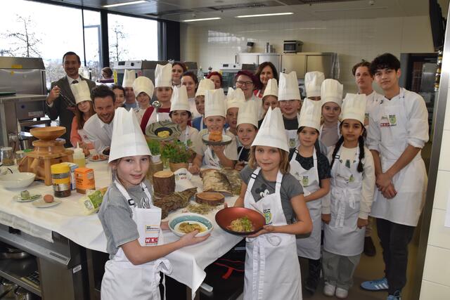 In der Fachberufsschule Warmbad Villach wurden Schülerinnen und Schüler der Volksschule Völkendorf für den Kochberuf begeistert. | Foto: MeinBezirk.at