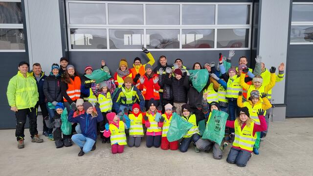 In Nußbach fand eine Flurreinigunsaktion statt. Mit dabei war auch Bürgermeister Gerhard Gebeshuber (li.) | Foto: Gemeinde Nußbach