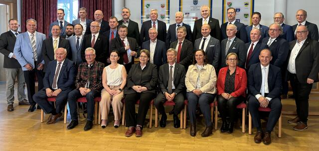Hier sind alle Bürgermeisterinnen und Bürgermeister des Bezirks vertreten.  | Foto: MeinBezirk/Birgit Bachhofner