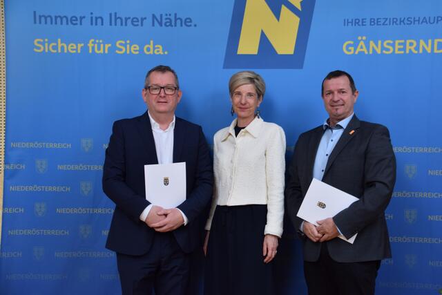Gemeinde Matzen-Raggendorf: Bürgermeister Alfred Redlich, Bezirkshauptfrau Claudia Pfeiler-Blach und Vizebürgermeister Stefan Flotz | Foto: Rahel Mold
