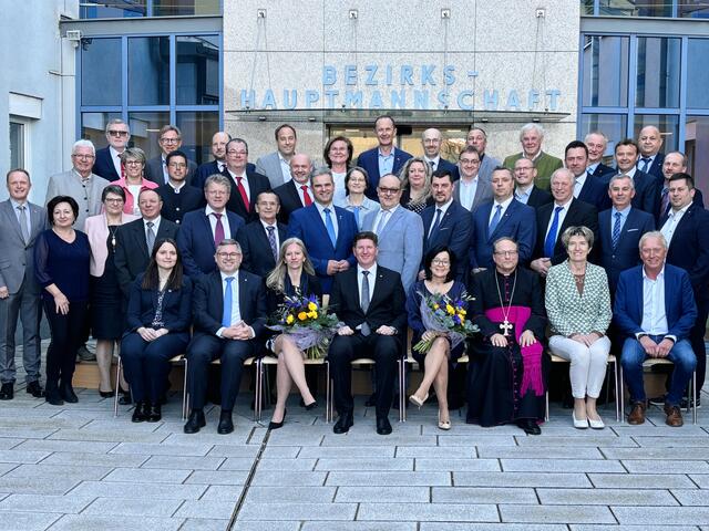 Die Bürgermeister und Bürgermeisterinnen sowie Vizebürgermeister und Vizebürgermeisterinnen mit Bezirkshauptmann Christian Pehofer, Landesrat Ludwig Schleritzko, Probst Andreas Lango, Nationalratsabgeordneter Martina Diesner-Wais und Landtagsabgeordnetem Michael Bierbach. | Foto: Pilz