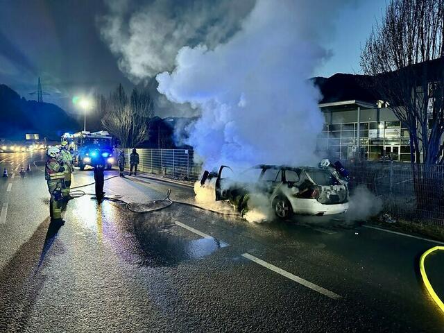 Ein Einsatz im Dezember: Ein Auto brannte im Frühverkehr auf der B311 aus. | Foto: FF St. Johann im Pongau
