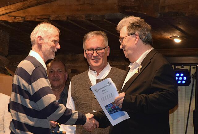 GV. Hanspeter Ellmerer und Andi Aberger gratulieren den EV Fieberbrunn Spielern Michael Gschnaller und Josef Foidl zu Rang 2 in der Senioren Bezirksmeisterschaft.