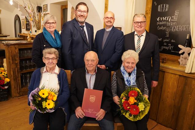 Drei 85. Geburtstage wurden in Wieselburg-Land gefeiert: Die Jubilare Anna Pfeiffer, Franz Zeilerbauer und Josefa Landstetter (v.) mit Gemeinderätin Annemarie Kastenberger, Bürgermeister Franz Rafetzeder, Pfarrmoderator Mario Kietzer und geschäftsführendem Gemeinderat Günther Lichtenschopf | Foto: Gemeinde Wieselburg-Land