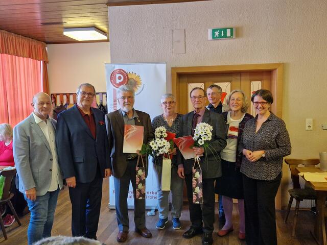 Ehrung der ausgeschiedenen Funktionärin bzw. Funktionäre: V. l.: Stadtrat Kurt Winter, PV-Vorsitzender Erwin Kaiser, Johann Grüblinger, Elfriede Himmetsberger, Erwin Penkner, SPÖ-Vorsitzender Martin Seidl, PV-Bezirksvorsitzende Elisabeth Neulinger und Vizebgm. Regina Penninger.

  | Foto: Astrid Stadler, PV Gallneukirchen
