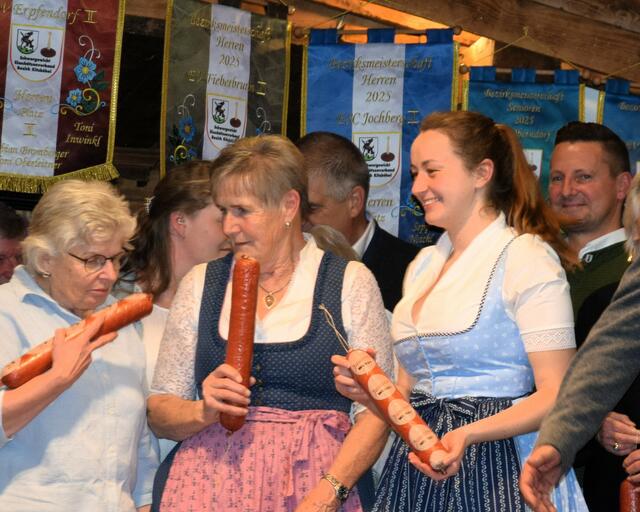 Die Damen des EV Fieberbrunn beweisen man kann auch mit einem Schrepferpreis eine Menge Spaß haben.