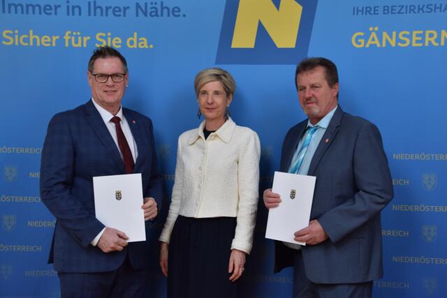 Gemeinde Engelhartstetten: Bürgermeister Andreas Zabadal, Bezirkshauptfrau Claudia Pfeiler-Blach und Vizebürgermeister Martin Salat | Foto: Rahel Mold