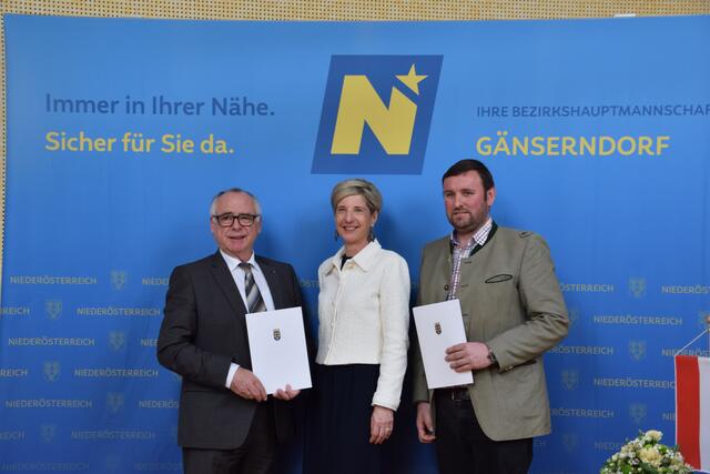 Gemeinde Haringsee: Bürgermeister Roman Sigmund, Bezirkshauptfrau Claudia Pfeiler-Blach und Vizebürgermeister Josef Breuer | Foto: Rahel Mold