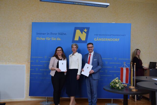 Gemeinde Leopoldsdorf im Marchfeld: Bürgermeister Clemens Nagel, Bezirkshauptfrau Claudia Pfeiler-Blach und Vizebürgermeisterin Helena Franges-Vidovic | Foto: Rahel Mold