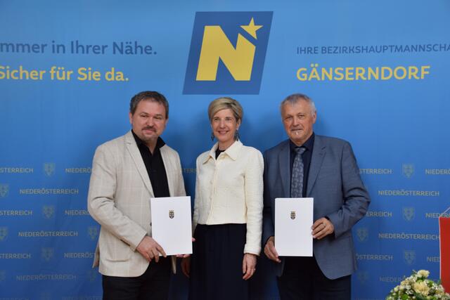 Gemeinde Ringelsdorf-Niederabsdorf: Bürgermeister Peter Schaludek, Bezirkshauptfrau Claudia Pfeiler-Blach und Vizebürgermeister Manfred Pfarr | Foto: Rahel Mold