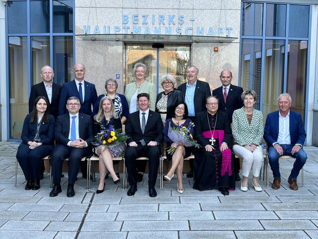 Die aus ihrem Amt ausgeschiedenen Bürgermeister und Vizebürgermeister (2. Reihe) wurden geehrt. | Foto: Pilz