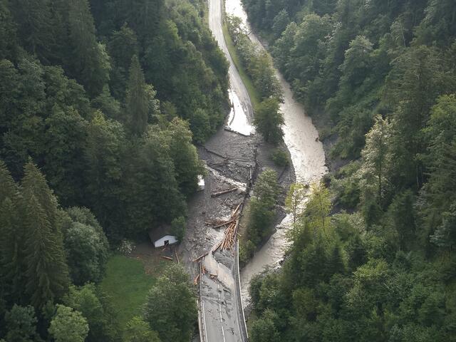 Die B163 zwischen St. Johann und Wagrain wurde im August verwüstet. | Foto: FF St. Johann im Pongau