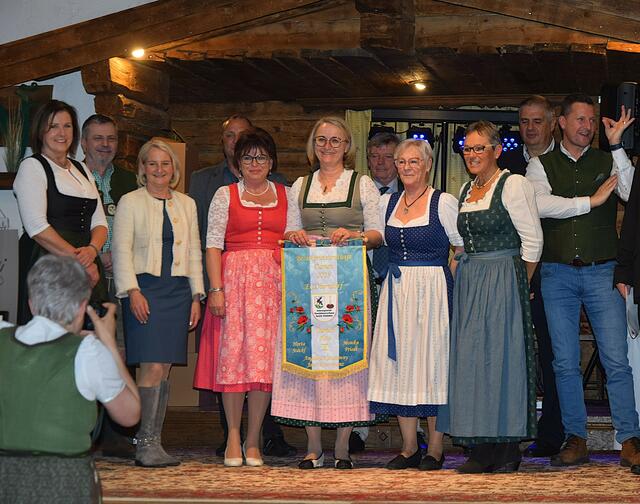 Vierer Bezirksmeisterschaft Rang 2 die Damen des EC Oberndorf, Herta Stöckl, Janet Rosenkranz, Monika Friedl und Angelika Kunstowny, mit den Offiziellen. 