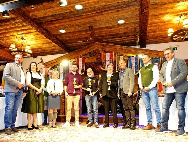 Es ist vollbracht alle Offiziellen gratulieren den Stockerl Platzierten der Einzel Bezirksmeisterschaft 2025. 3. Johann Resinger, Sieger Wolfgang Baumann, 3. Andi Aberger, leider nicht im Bild Hubert Auberger.