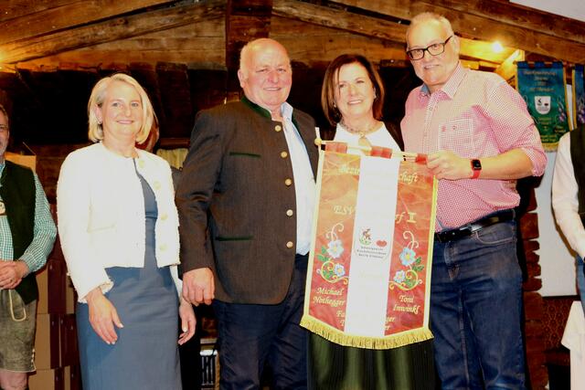 Vierer Bezirksmeisterschaft Rang 2 Die Ehrengäste Frau Landtagsabgeordnete Claudia Hagsteiner und Frau Gemeinderätin Maria Braito übernehmen die Plätze der beiden nicht anwesenden Spieler Fabian Bromberger und Michael Nothegger.