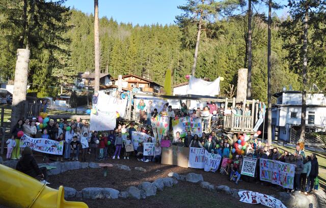 Über 160 Unterstützerinnen und Unterstützer folgten am 19.03.205 dem Aufruf der Bürgerinneninitiative und Bürgerinitiative, ein friedliches Zeichen zum Erhalt des Naturspielparks zu setzen. | Foto: www.rotschopf.at