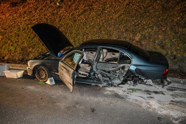 Der Pkw wurde bei dem Crash auf der B126 massiv beschädigt. | Foto: TEAM FOTOKERSCHI / MANFRED REHBERGER