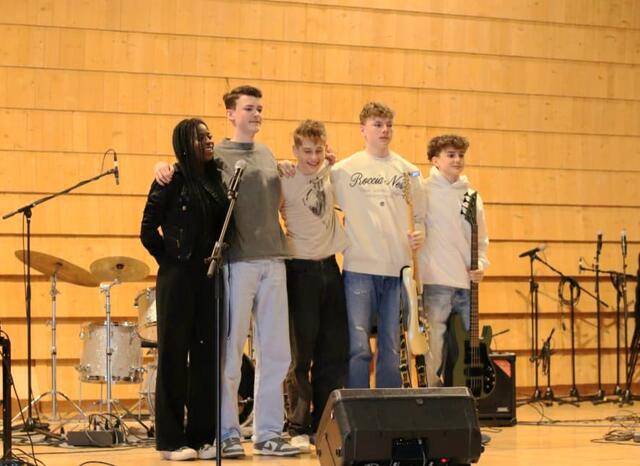 Samuel Haid (Piano), Julian Hinteregger (Drums), Daniel Kontsch (Guitar), Popee Pototschnig (Vocals) und Marcel Zoder (Bass) sind die Mitglieder der Band Bluebird (popular &amp; more, AG III). Sie freuen sich über das Prädikat „2.Preis“.