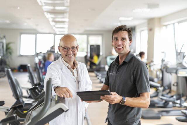 Regelmäßige Bewegung schützt die Gesundheit: Alexander Skreiner (li.) und Michael Pfob. | Foto: Klinikum Wels-Grieskirchen