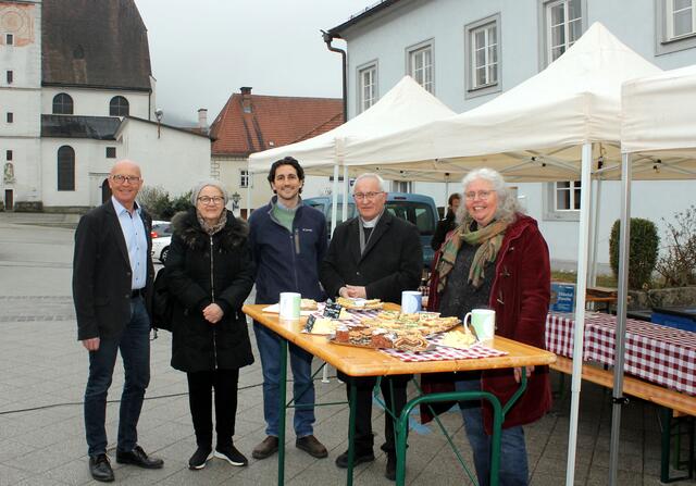 Weihbischof Anton Leichtfried (2.v.r.) mit Stadtamtsdirektor Gerhard Nenning (l.), Bürgermeister David Pöcksteiner (M.) sowie Marianne Schragl (2.v.l.) und Maria Kratzer-Hagen (r.) vom Pfarrgemeinderat beim Wochenmarkt am Scheibbser Rathausplatz | Foto: Benrhard Hofecker/Stadtgemeinde Scheibbs