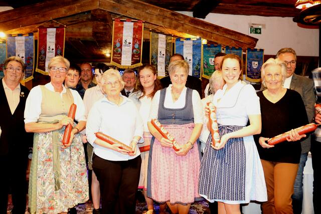 Damen Vierer Mannschaft Bezirksmeisterschaft Schrepfer Preis EV Fieberbrunn, vl; Lisi Foidl, Maria Bucher, Lisi Astner und Martina Puntigam, die Offiziellen gratulieren.