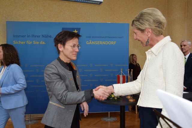Bürgermeisterin von Bad Pirawarth, Verena Gstaltner, wird feierlich mit einem Handschlag und den Worten „Ich gelobe“ vereidigt. | Foto: Rahel Mold