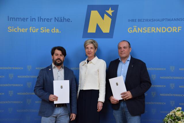 Gemeinde Glinzendorf: Bürgermeister Andreas Iser-Quirgst, Bezirkshauptfrau Claudia Pfeiler-Blach und Vizebürgermeister Roman Schauer | Foto: Rahel Mold
