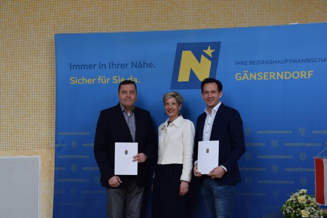 Gemeinde Parbasdorf: Vizebürgermeister Michael Willner, Bezirkshauptfrau Claudia Pfeiler-Blach und Bürgermeister Markus Hansi | Foto: Rahel Mold