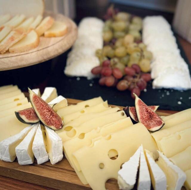 Beim Buffet warten zahlreiche Schmankerl. | Foto: Vive