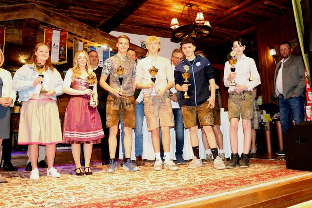 Einzel Bezirksmeisterschaft U-23 w  und U - 23 m.
U-23w 2. Anna Beihammer, 1. Natalie Aberger, U-23m 1. Christian Noichl, 2. Lorenz Hofer, 3. Martin Leo, 4. Christian Stöckl. mit den Offiziellen.