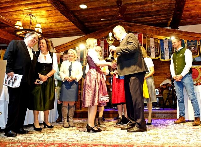 Damen Einzel Bezirksmeister Ehrung 2025. Nach dem Sieg in der U-23 Klasse wurde der Natalie Aberger von Bürgermeister Günter Resch der Sieger Pokal für den Damen Wettbewerb übergeben. Gut gelaunte Ehrengäste und Offizielle gratulierten ebenfalls.