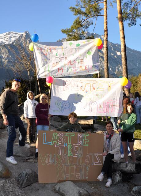  Viele Kinder beteiligten sich mit ihren Eltern und brachten ihre selbstgestalteten Plakate und Banner mit zum Spielplatz.  | Foto: www.rotschopf.at