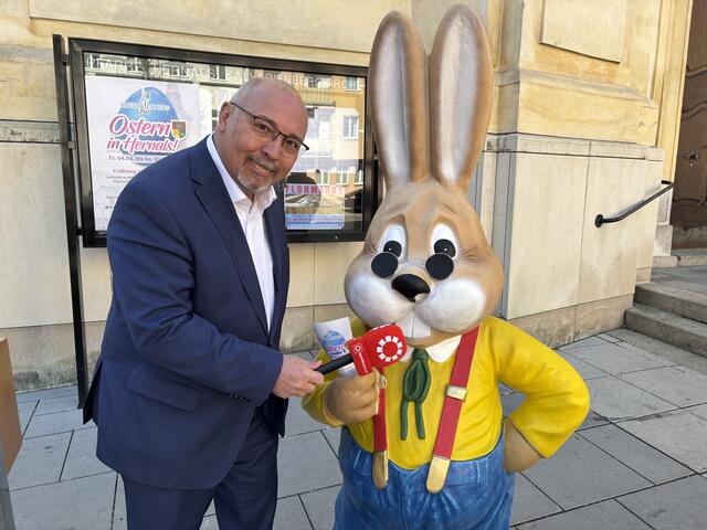 Bezirksvorsteher PEter Jagsch (SPÖ) hat am Donnerstag, 20. März, das Programm des Kalvarienbergestes feierlich enthüllt. Auch der Osterhase wird den Markt vom 4. bis zum 20. April mehrmals besuchen.  | Foto: Ipirotis/MeinBezirk
