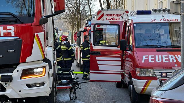 Nach dem Feuer wurde der betroffene Bereich evakuiert und die Polizei nahm Ermittlungen zur Brandursache auf. | Foto: Doku NÖ