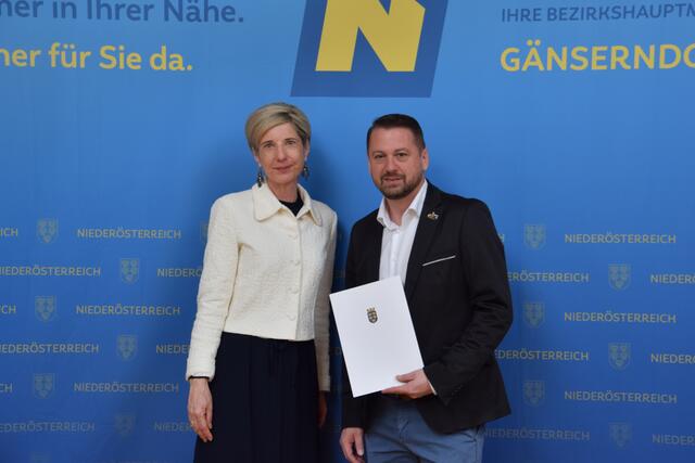 Gemeinde Dürnkrut: Bürgermeister Stefan Istvanek und Bezirkshauptfrau Claudia Pfeiler-Blach (Vizebürgermeisterin Marina Martinz entschuldigt) | Foto: Rahel Mold
