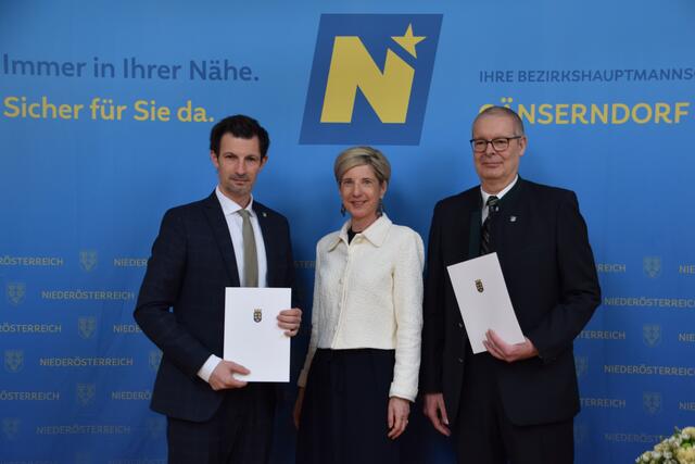 Nun sind die Gemeindechefs der Bezirke angelobt. (Am Foto: Bürgermeister René Lobner, Bezirkshauptfrau Claudia Pfeiler-Blach und Vizebürgermeister Wolfgang Halwachs) | Foto: Rahel Mold