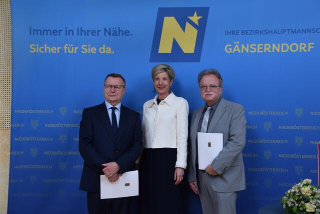 Gemeinde Hauskirchen: Bürgermeister Helmut Arzt, Bezirkshauptfrau Claudia Pfeiler-Blach und Vizebürgermeister Josef Höller | Foto: Rahel Mold