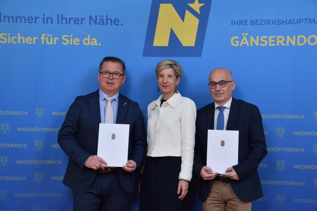 Gemeinde Neusiedl an der Zaya: Bürgermeister Andreas Keller, Bezirkshauptfrau Claudia Pfeiler-Blach und Vizebürgermeister Roman Heinz | Foto: Rahel Mold