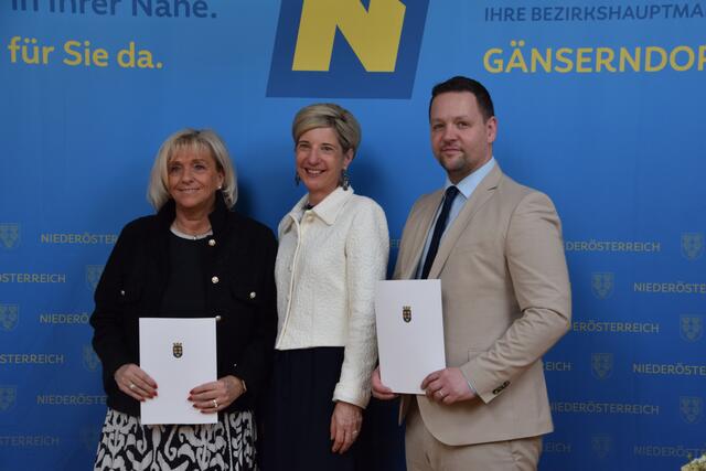 Gemeinde Untersiebenbrunn: Bürgermeisterin Dagmar Zier, Bezirkshauptfrau Claudia Pfeiler-Blach und Vizebürgermeister Michael Egel | Foto: Rahel Mold