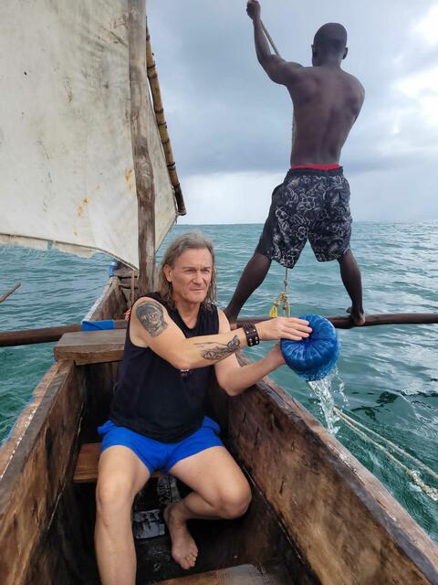 2024 stieg Eddie Kroll noch einmal in ein ähnliches Boot, um den damaligen Vorfall zu verarbeiten. "Eigenartigerweise kam bei dieser Fahrt ein Unwetter auf und es fing zu schütten an", sagt er. | Foto: Schilling für Shilling/Eddie Kroll
