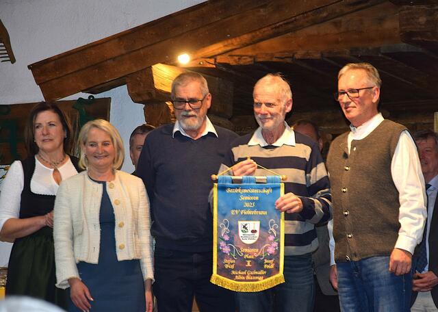 Senioren Vierer Bezirksmeisterschaft Rang 2 EV Fieberbrunn Alle Ehrengäste gratulierten, im Bild Frau Gemeinderat Maria Braito, Frau Landtagsabgeordnete Claudia Hagsteiner und ganz rechts Bürgermeister Hans Schweigkofler, mit den Spielern Stefan Trixl, Michael Gschnaller sowie Josef Foidl, nicht im Bild Albin Blassnigg