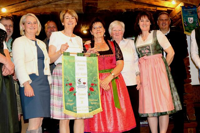 Vierer Bezirksmeisterschaft Damen Vierermannschaft  Rang 3;EC Reith bei Kitzbühel, Waltraud Reiter, Monique Kaufmann Anni Brugger und Gertraud Adelsberger mit den Gratulanten.