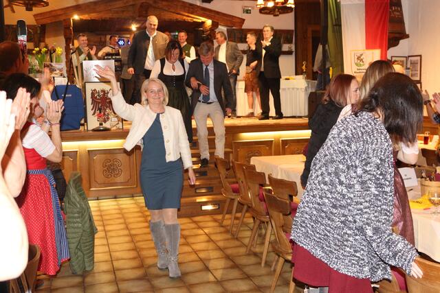 Die Frau Landtagsabgeordnete Claudia Hagsteiner beginnt den Bühnen Abgang und alles folgt ihr nach!