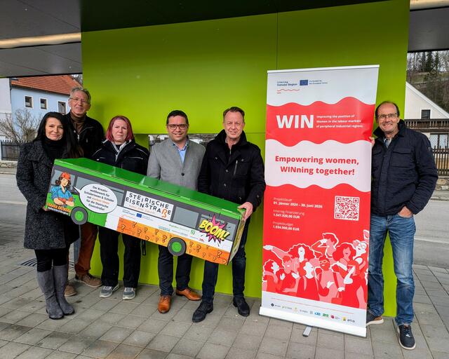 Kick-off für den Kreativwettbewerb in Trofaiach (v. l.): Kornelia Lemmer (Leiterin Verein Eisenstraße), Claus Kastner (Kastner & Partner), Julia Vargek (VA Erzberg), Ernst Führer (Bildungsdirektion Obersteiermark Ost), Mario Abl (Eisenstraßenobmann) und Gerfried Tiffner (Leader-Management) | Foto: Christoph Grill